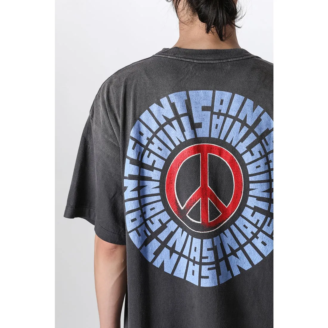 SAINT Mxxxxxx IDEOLOGICAL SS TEE/BLK Peace and anti-war crack pattern tee, washed black S-XL, look for the cylindrical fabric without side seams, the open width is almost meaningless Asut ready-made garments dyed, the whole piece is sprayed with horse-hair spray, and then sprayed again to fade, the collar and cuffs are frayed, many places are broken, oversized printing position, genuine level restoration, complete accessories, with little angel anti-counterfeiting label